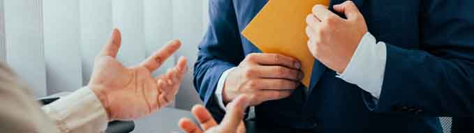 рабочие обсуждают задержку зарплаты